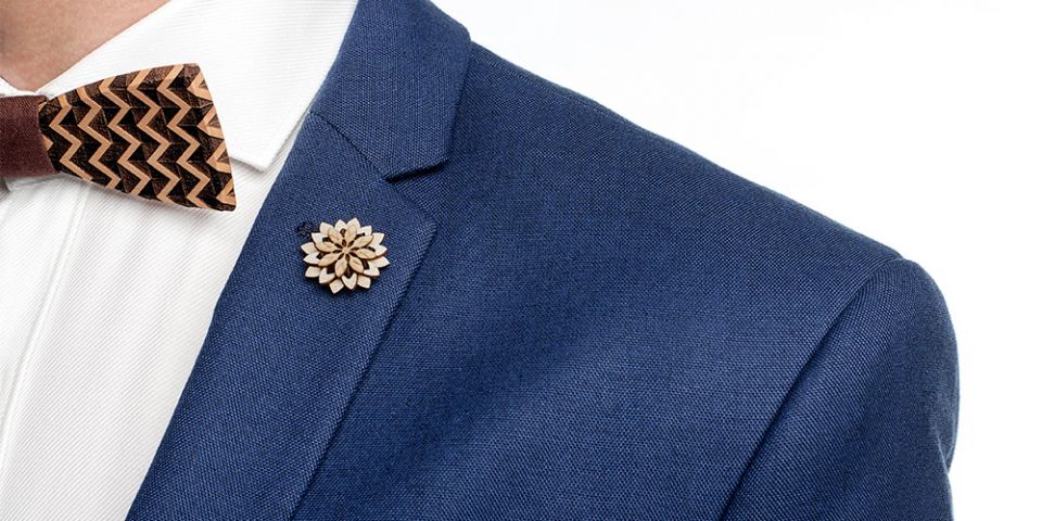 Dřevěná ozdoba do saka Bellis Flower pro muže na modrém saku