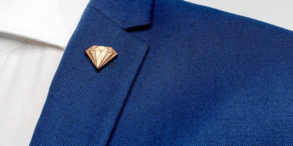 Dřevěná ozdoba do saka Diamond Lapel pro muže na modrém saku