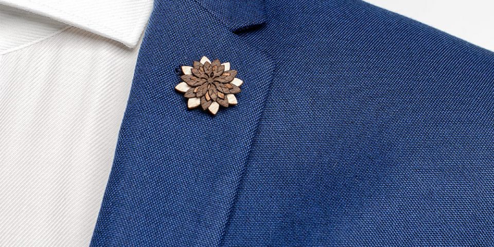 Dřevěná ozdoba do saka Illa Flower pro muže na modrém saku