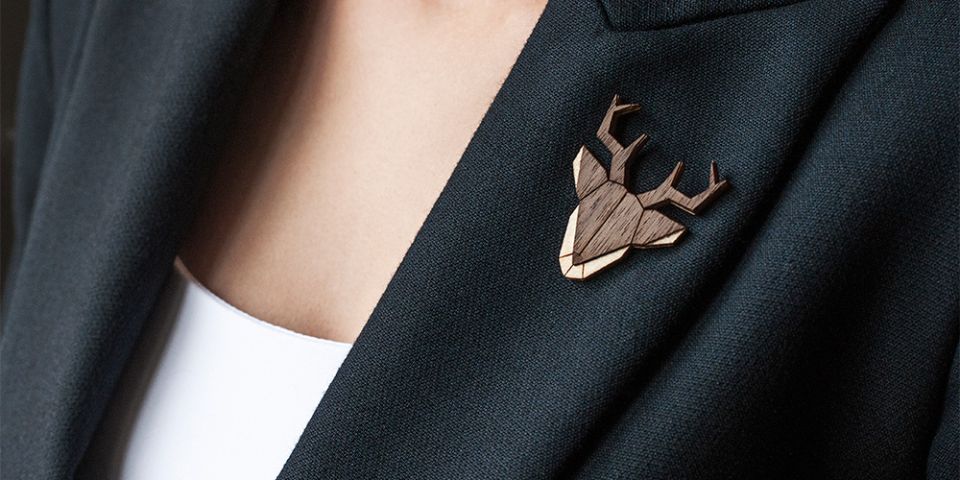 Modelka v saku s dřevěnou broží Deer Brooch