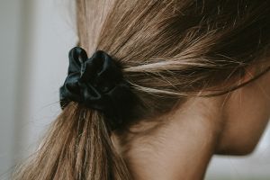 Gumička Silky Black